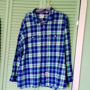 Men's and long sleeve button down Levi's shirt.
